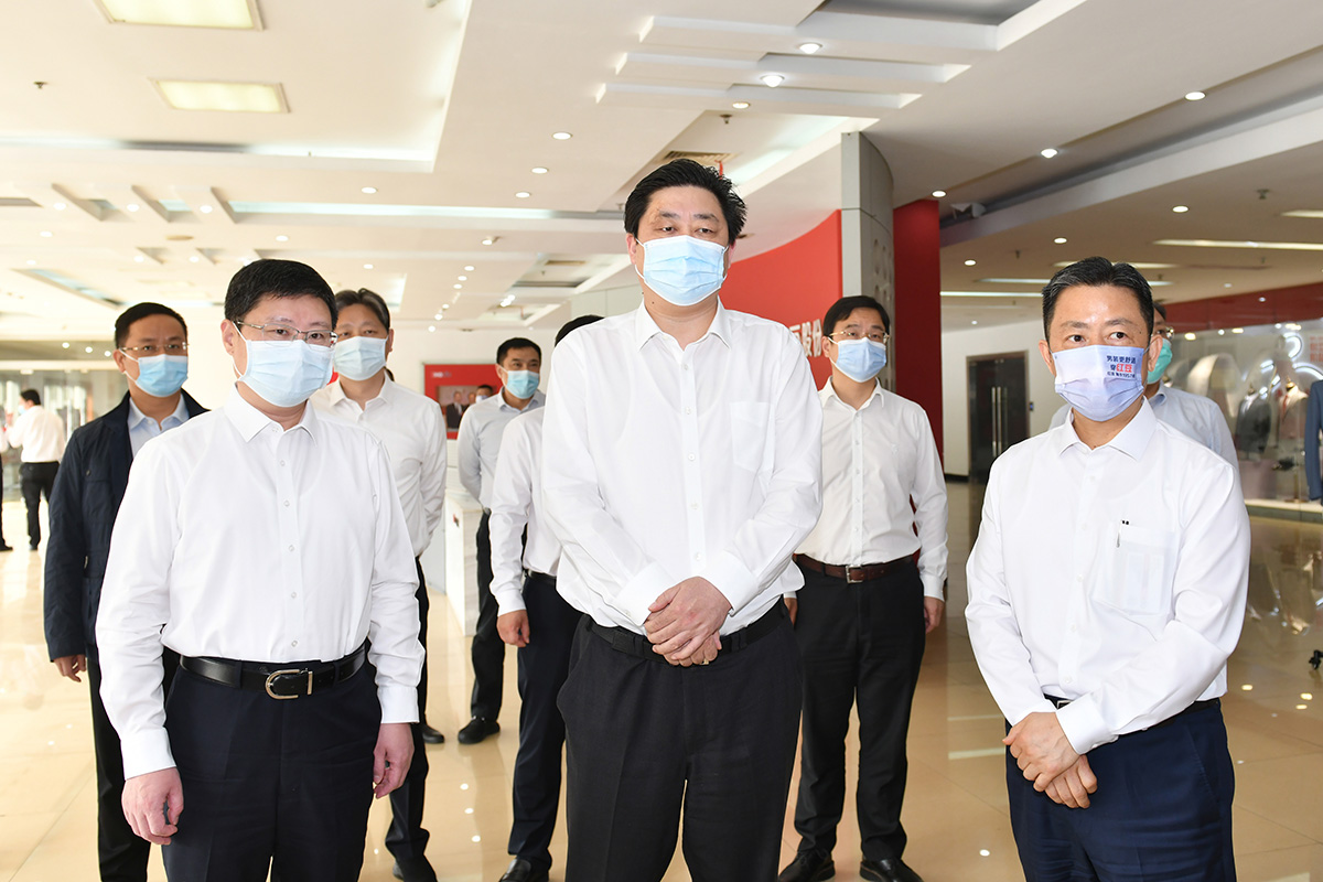 4月12日，無(wú)錫市市長(zhǎng)趙建軍帶隊(duì)深入紅豆集團(tuán)，專題調(diào)研疫情防控和復(fù)工復(fù)產(chǎn)工作。